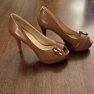 Nine West heels tan with gold bars size 5 1/2